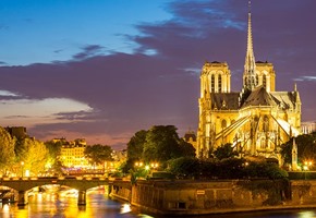 Paris Seine River Dinner Cruise with Live Music by Bateaux Mouches